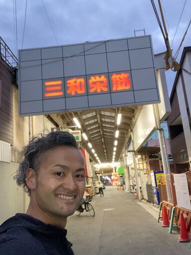 玄関の周辺だけ修繕！！（外観は廃墟…ロケーション最高！）兵庫県尼崎市建家町・倉庫または作業スペースとして推奨な一応２階建て一軒屋（テラスハウス）物件！