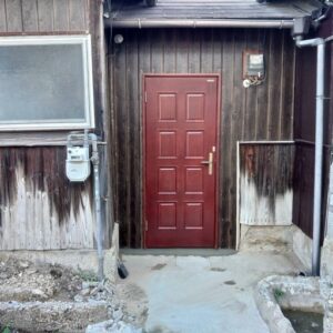 玄関の周辺だけ修繕！！（外観は廃墟…ロケーション最高！）兵庫県尼崎市建家町・倉庫または作業スペースとして推奨な一応２階建て一軒屋（テラスハウス）物件！