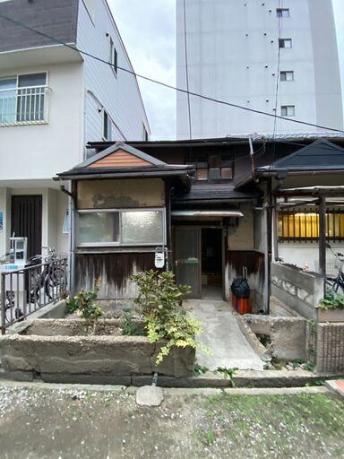 玄関の周辺だけ修繕！！（外観は廃墟…ロケーション最高！）兵庫県尼崎市建家町・倉庫または作業スペースとして推奨な一応２階建て一軒屋（テラスハウス）物件！