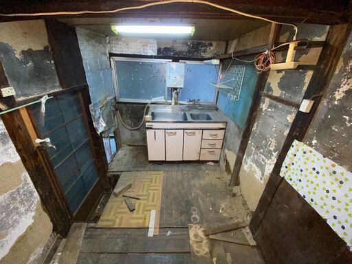 玄関の周辺だけ修繕！！（外観は廃墟…ロケーション最高！）兵庫県尼崎市建家町・倉庫または作業スペースとして推奨な一応２階建て一軒屋（テラスハウス）物件！