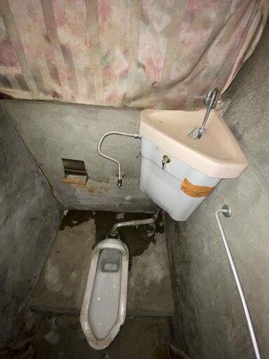 玄関の周辺だけ修繕！！（外観は廃墟…ロケーション最高！）兵庫県尼崎市建家町・倉庫または作業スペースとして推奨な一応２階建て一軒屋（テラスハウス）物件！